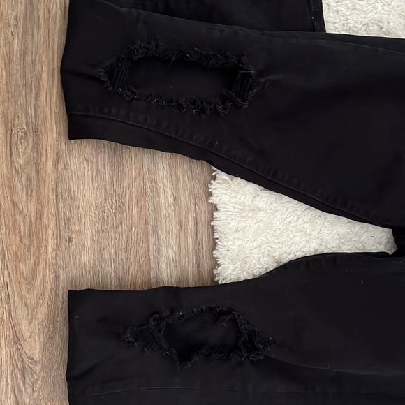 Levi’s Premium Jeans | Black, Ripped, High Rise Skinny Jean - Picture 2 of 4